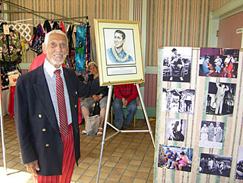 Bill Tapia poses with his Hall of Fame portrait at ʻUkulele Expo's Uke Fest West, April 2004